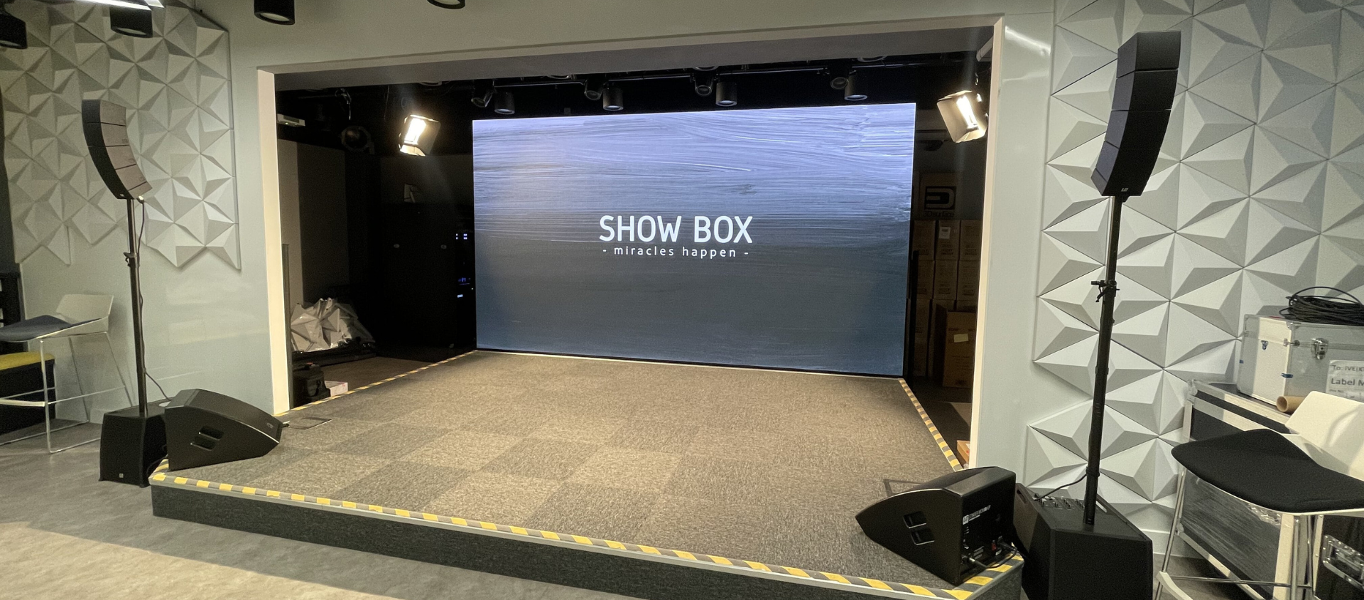 SHOW BOX